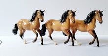 Load image into Gallery viewer, Breyer Stablemate Collector Club 2022 Third Release - Shelburne 1 of 3
